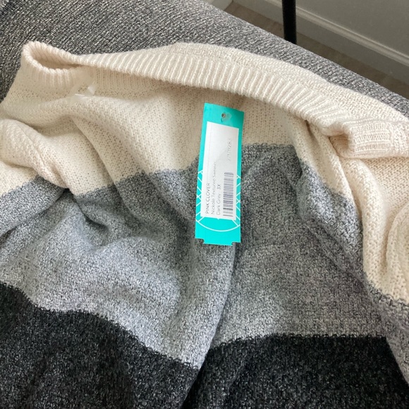 Sweater - Picture 6 of 7